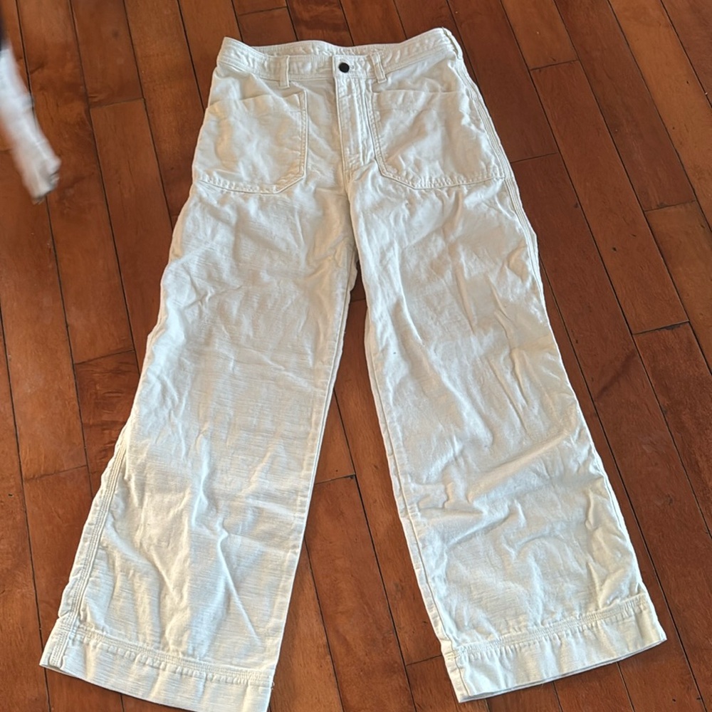 Patagonia women’s juniors pants cream colored size 6 a little stain back pants